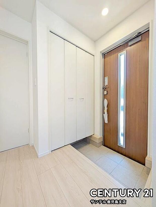 ご新居への出入り口になる明るい玄関には、たくさんの靴を収納できるシューズボックスが付いております♪いつも清潔感のあるすっきりとした玄関スペースを確保できますよ♪