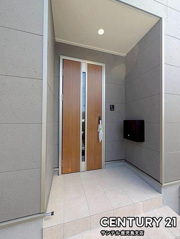 セキュリティ面でも安心なダブルロックドアの玄関です♪屋根があるので、ちょっとした雨の日でも焦ることなく鍵や傘の開け閉めができます♪