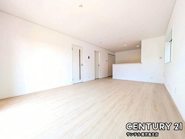 17帖のLDKです♪カウンターキッチンからリビングにいるご家族やお子様の様子が見えるので、コミュニケーションがとりながら、ご家族の大切な時間を共有できるリビングスペースです♪