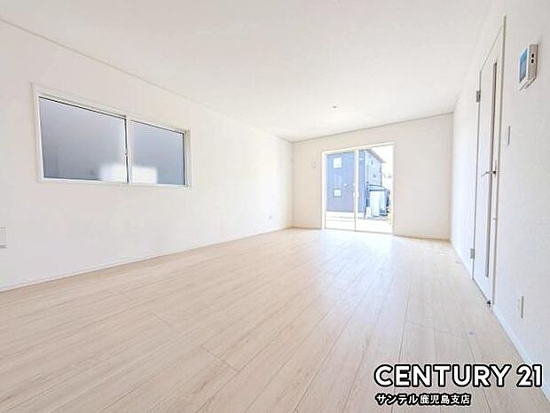 17帖のリビングです♪明るく、落ち着きのあるリビング♪ダイニングスペースも含めてゆとりのあるスペースで、ご家族でお食事や団らんしたり、ゆったりとしたご家族の時間を過ごせます♪