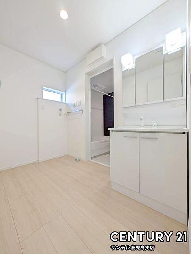 広々とした脱衣所は窓付きで、明るく換気もしやすい空間です。