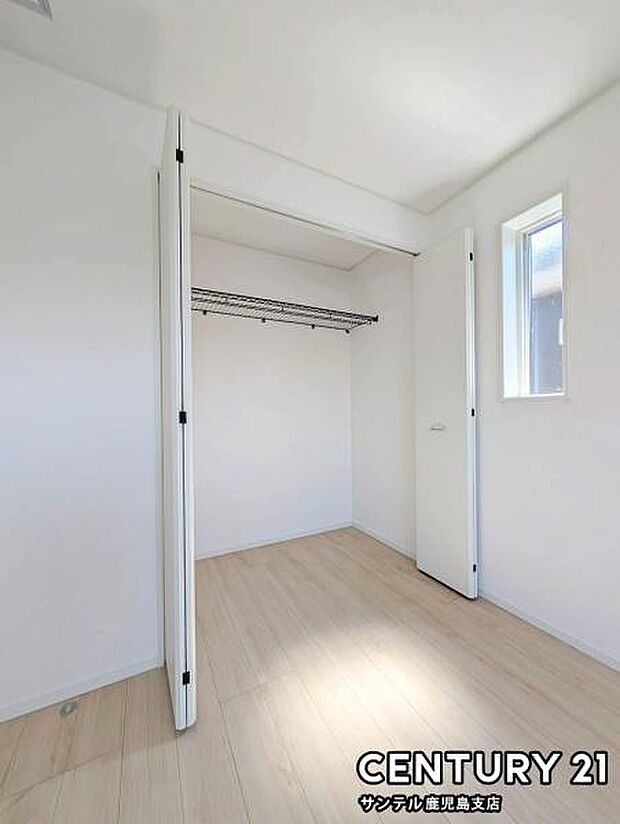 6.7帖洋室のクローゼットです♪丈の長いコートやお子様の制服、スーツなど収納でき、お洋服選びが楽しくなりますね♪