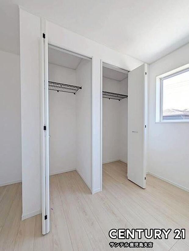 5.7帖洋室のクローゼットです♪丈の長いコートやお子様の制服、スーツなど収納でき、お洋服選びが楽しくなりますね♪