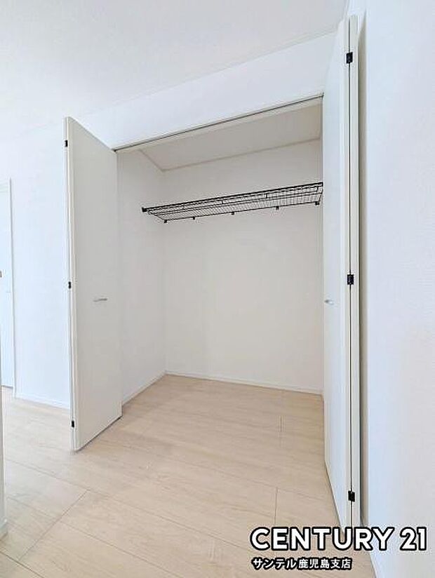 キッチン横の収納スペースです♪食料品や消耗品など、たくさんの物を収納できます♪クローゼットとしても利用出来ますので、ご家族で使うのも良いですね♪