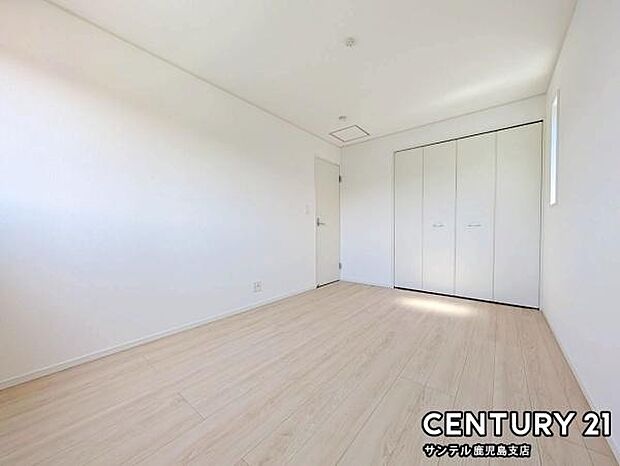 6.7帖の洋室です♪しっかり日が差し込みますので気持ちの良い目覚めができる素敵な洋室になります♪クローゼット完備しております!