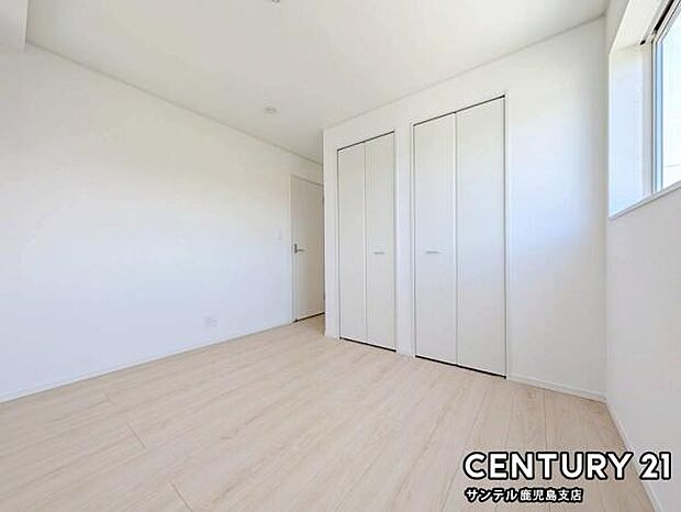 5.7帖の洋室です♪しっかり日が差し込みますので気持ちの良い目覚めができる素敵な洋室になります♪子供部屋にも十分使える仕様の洋室になっております♪