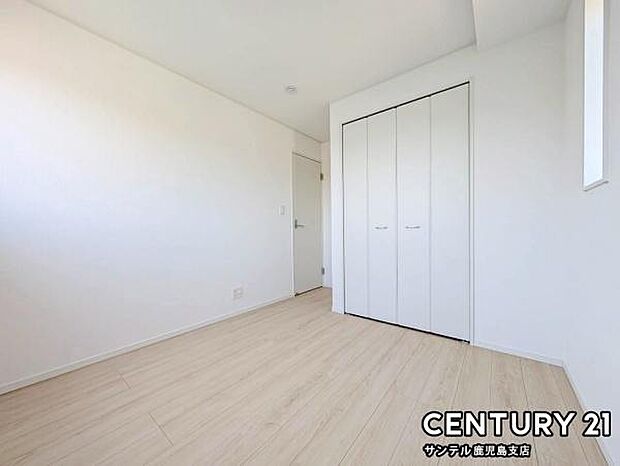 5.7帖の洋室です♪しっかり日が差し込みますので気持ちの良い目覚めができる素敵な洋室になります♪子供部屋にも十分使える仕様の洋室になっております♪