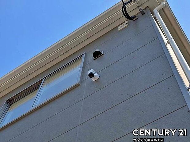 スマホアプリでいつでもどこでも確認できる防犯カメラ♪夜間は赤外線LEDで撮影、マイク付きで通話や録画でき、セキュリティー面も安心です♪