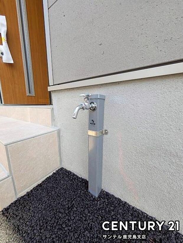 洗車やお掃除に利用できる屋外立水栓です♪特にお車は、降灰した後にすぐに洗い流せます!