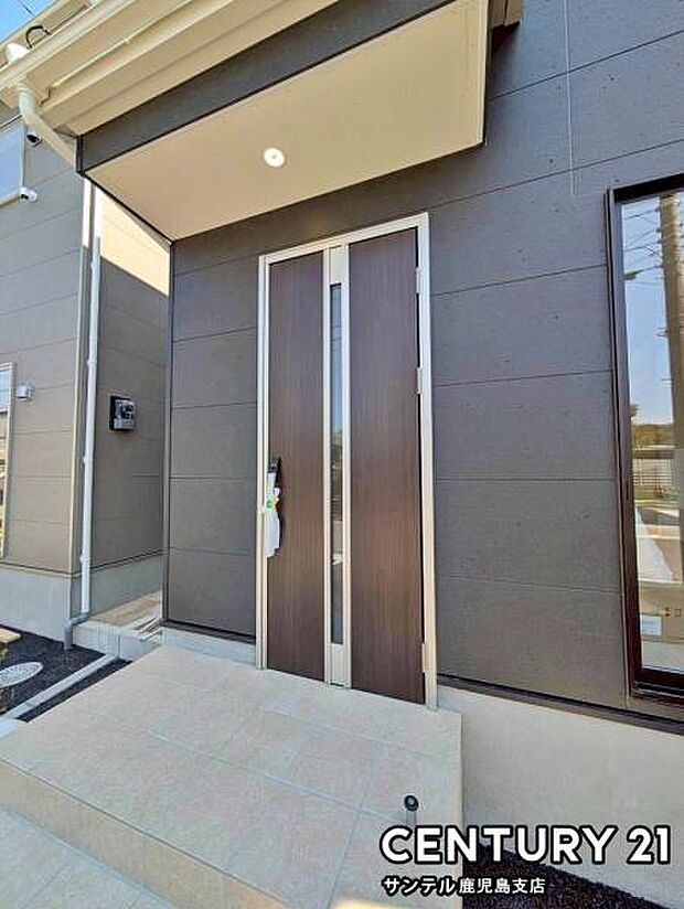 セキュリティ面でも安心なダブルロックドアの玄関です♪屋根があるので、ちょっとした雨の日でも焦ることなく鍵や傘の開け閉めができます♪