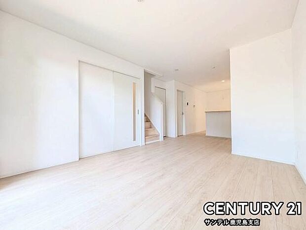 16帖のLDKリビングです♪カウンターキッチンからリビングにいるご家族やお子様の様子が見えるので、コミュニケーションがとりながら、ご家族の大切な時間を共有できるリビングスペースです♪