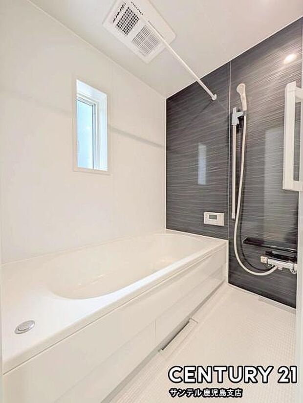 (同仕様モデル写真)1日の疲れもゆっくり取ることのできる広々とした1坪タイプのシステムバス♪浴室乾燥、涼風、暖房、換気システムが付いておりますので、快適なバスタイムを過ごせます♪