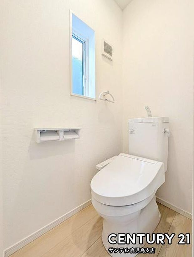 1階のウォシュレットが付いた落ち着いた空間のお手洗いになります♪