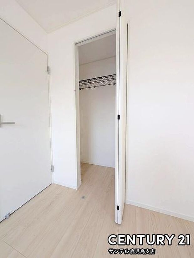 6帖洋室のクローゼットです♪丈の長いコートやお子様の制服、スーツなど収納でき、お洋服選びが楽しくなりますね♪