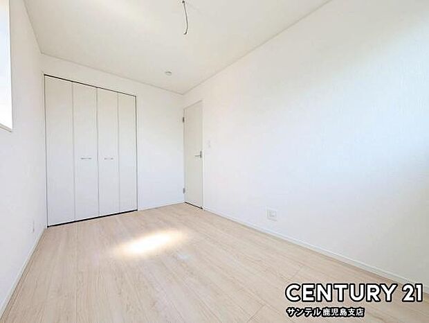 5帖の洋室です♪しっかり日が差し込みますので気持ちの良い目覚めができる素敵な洋室になります♪子供部屋にも十分使える仕様の洋室になっております♪