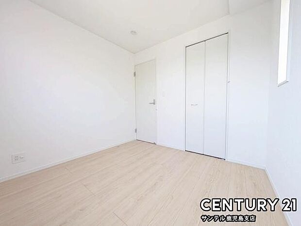 4.5帖の洋室です♪しっかり日が差し込みますので気持ちの良い目覚めができる素敵な洋室になります♪子供部屋にも十分使える仕様の洋室になっております♪