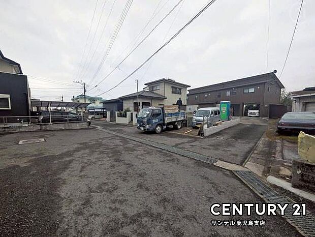 前面道路から撮影した現地写真です♪