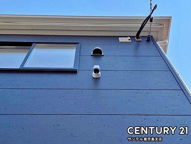 スマホアプリでいつでもどこでも確認できる防犯カメラ♪夜間は赤外線LEDで撮影、マイク付きで通話や録画でき、セキュリティー面も安心です♪