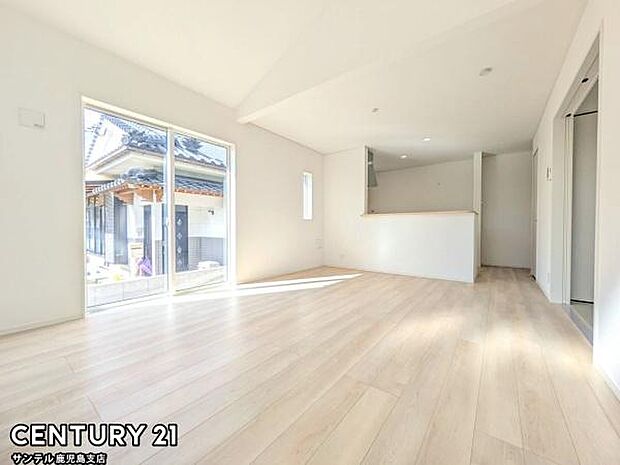 （同仕様モデル）カウンターキッチンからリビングにいるご家族やお子様の様子が見えるので、コミュニケーションがとりながら、ご家族の大切な時間を共有できるリビングスペースです♪