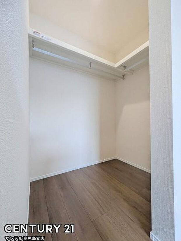 （同仕様写真）ウォークインクローゼットです♪お洋服もたっぷり収納できます♪衣装ケースも入るので、衣替えのシーズンが来ても、スムーズにお洋服などの整理ができます♪