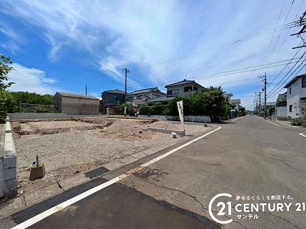 前面道路から撮影した現地写真です♪
