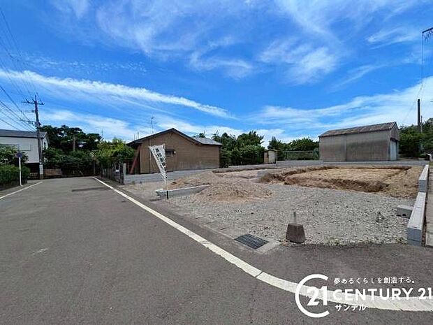前面道路から撮影した現地写真です♪
