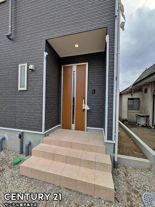 セキュリティ面でも安心なダブルロックドアの玄関です♪屋根があるので、ちょっとした雨の日でも焦ることなく鍵や傘の開け閉めができます♪