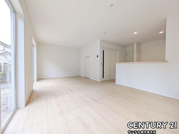 18.2帖のリビング♪カウンターキッチンからリビングにいるご家族やお子様の様子が見えるので、コミュニケーションがとりながら、ご家族の大切な時間を共有できるリビングスペースです♪