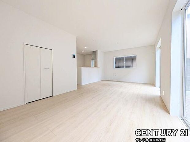 18.2帖のリビング♪カウンターキッチンからリビングにいるご家族やお子様の様子が見えるので、コミュニケーションがとりながら、ご家族の大切な時間を共有できるリビングスペースです♪