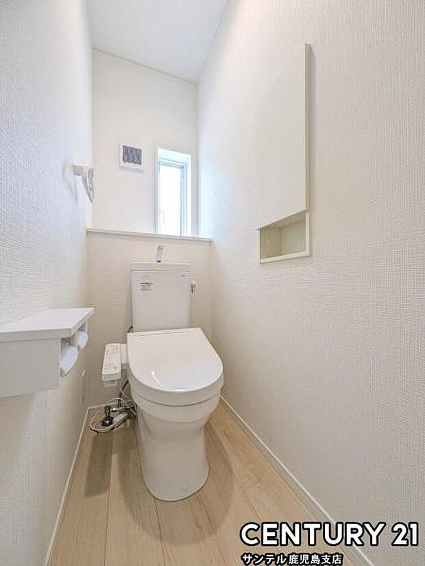 ウォシュレットが付いた広々として落ち着いた空間のお手洗いになります♪