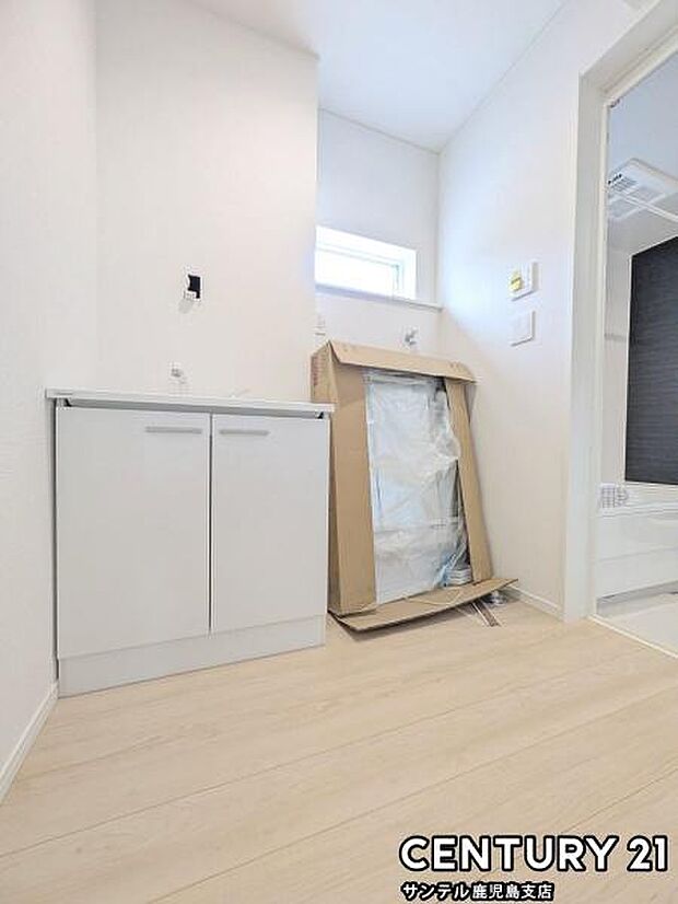 窓の付いた清潔感のあるシンプルな洗面脱衣所♪洗面台は、三面鏡の裏も収納スペースが付いており、シャワーヘッド付き！※最終仕上げ前になります！