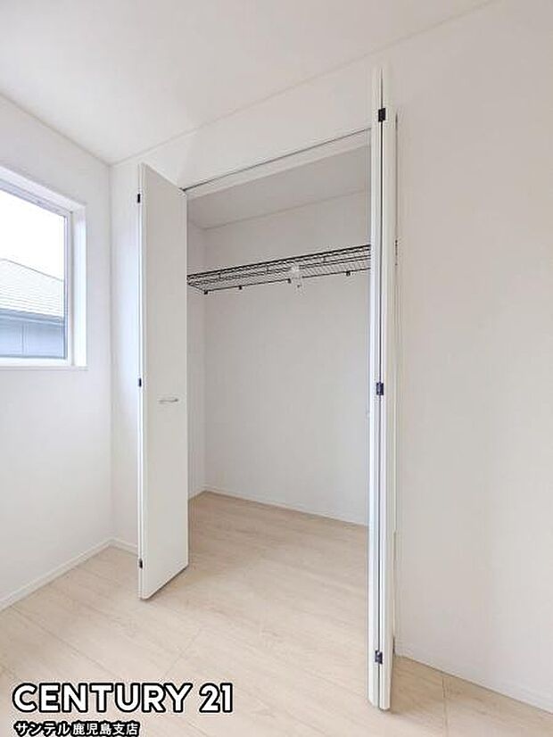 7.2帖洋室の収納スペースです♪丈の長いコートやお子様の制服、スーツなど収納でき、お洋服選びが楽しくなりますね♪