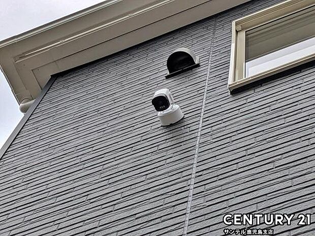 スマホアプリでいつでもどこでも確認できる防犯カメラ♪夜間は赤外線LEDで撮影、マイク付きで通話や録画でき、セキュリティー面も安心です♪