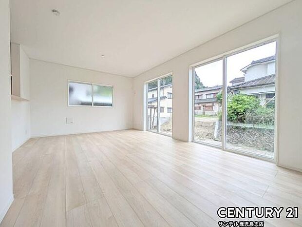 (同仕様モデル)カウンターキッチンからリビングにいるご家族やお子様の様子が見えるので、コミュニケーションがとりながら、ご家族の大切な時間を共有できるリビングスペースです♪