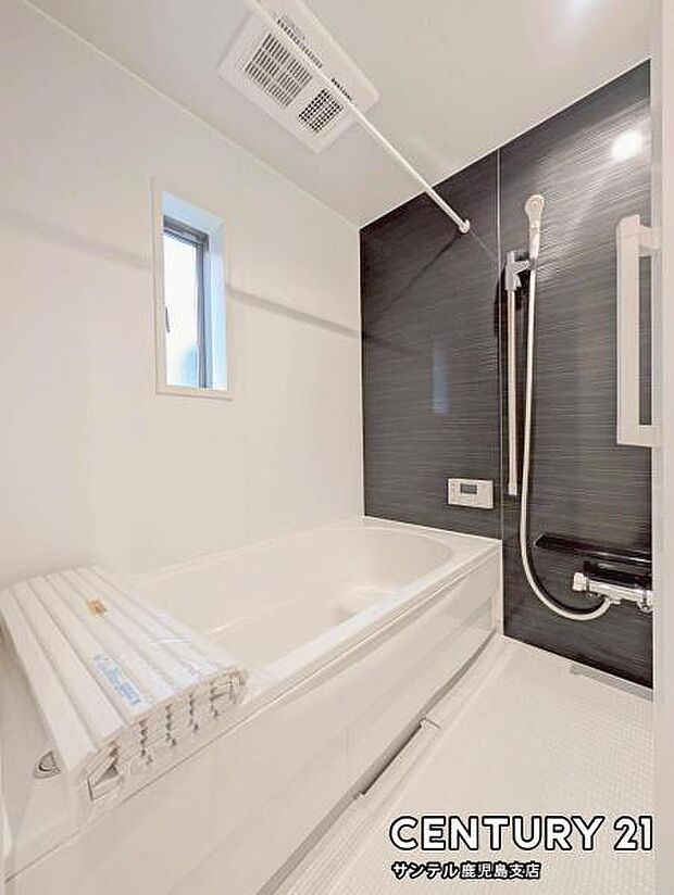 (同仕様モデル写真)1日の疲れもゆっくり取ることのできる広々とした1坪タイプのシステムバス♪浴室乾燥、涼風、暖房、換気システムが付いておりますので、快適なバスタイムを過ごせます♪