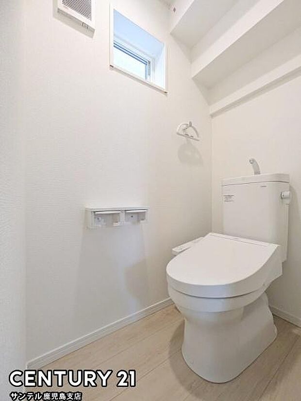 ウォシュレットが付いた広々として落ち着いた空間のお手洗いになります♪