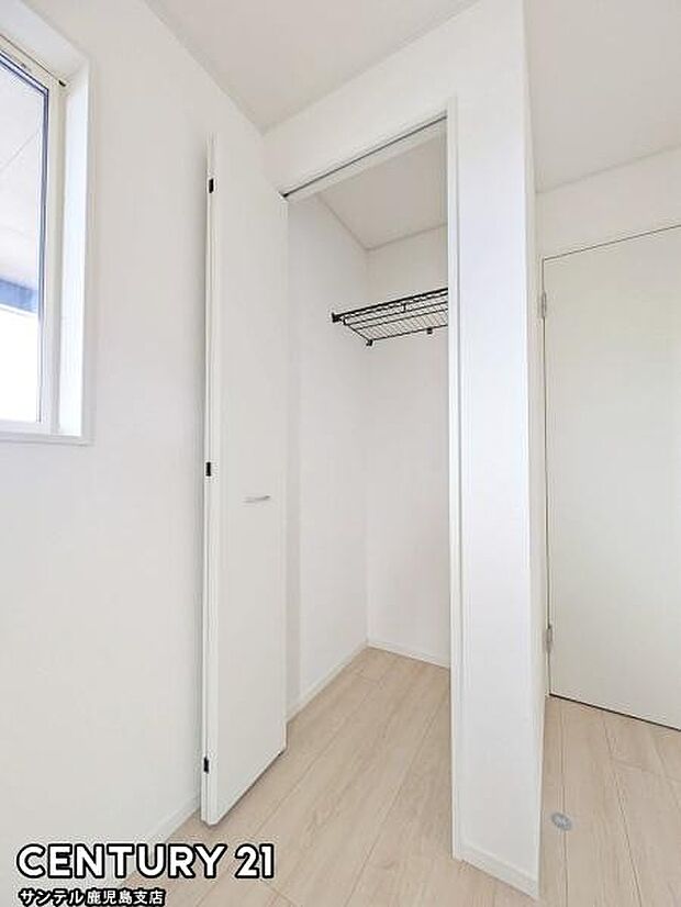 5.75帖洋室のクローゼットです♪丈の長いコートやお子様の制服、スーツなど収納でき、お洋服選びが楽しくなりますね♪