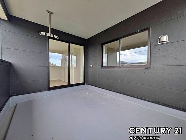 ぽかぽかした天気の良い日はバルコニーで洗濯物を外で干すことが出来ます♪