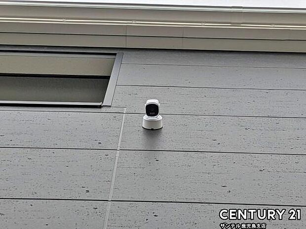 スマホアプリでいつでもどこでも確認できる防犯カメラ♪夜間は赤外線LEDで撮影、マイク付きで通話や録画でき、セキュリティー面も安心です♪