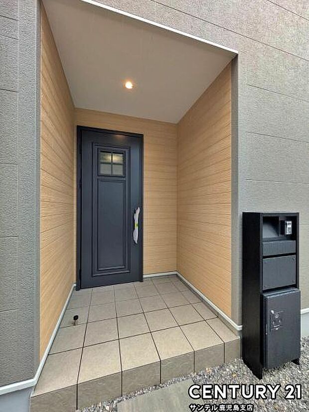 セキュリティ面でも安心なダブルロックドアの玄関です♪屋根があるので、ちょっとした雨の日でも焦ることなく鍵や傘の開け閉めができます♪