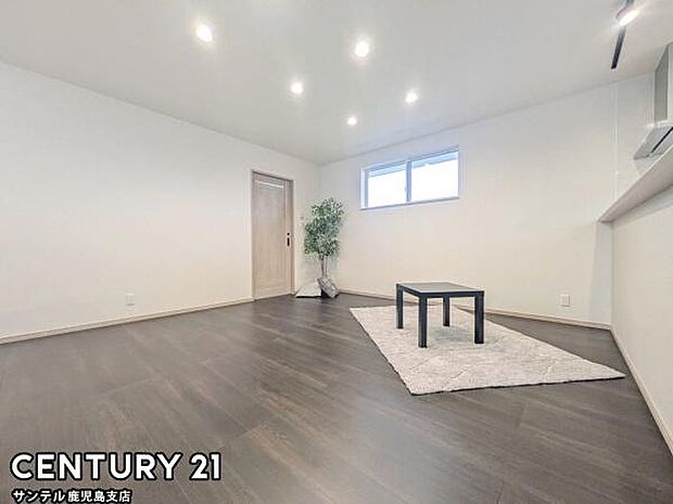 18.7帖のリビングです♪明るく、落ち着きのあるリビング♪ダイニングスペースも含めてゆとりのあるスペースで、ご家族でお食事や団らんしたり、ゆったりとしたご家族の時間を過ごせます♪