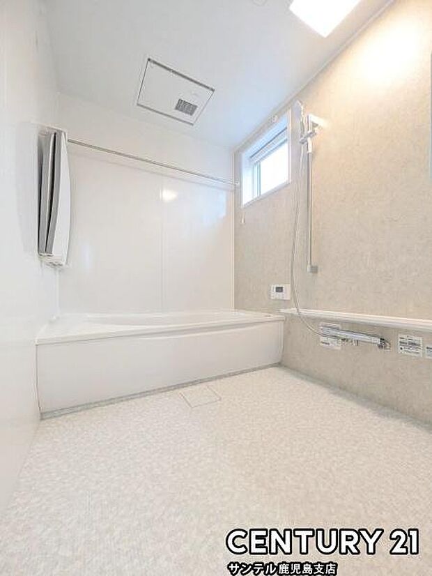 1日の疲れもゆっくり取ることのできる広々とした1.25坪タイプのシステムバス♪浴室乾燥、涼風、暖房、換気システムが付いておりますので、快適なバスタイムを過ごせます♪