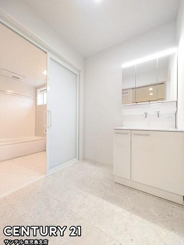 広々とした清潔感のある洗面脱衣所です♪収納たっぷりで大きめの洗面化粧台です♪三面鏡の裏側にも収納があります♪朝のお忙しい時間帯でも三面鏡洗面台ならお出かけ前のご準備も手助けしてくれること間違いなし♪