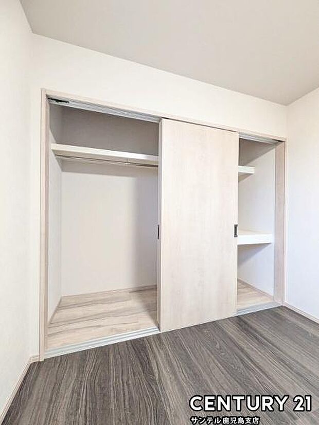 6帖洋室のクローゼットです♪丈の長いコートやお子様の制服、スーツなど収納でき、お洋服選びが楽しくなりますね♪