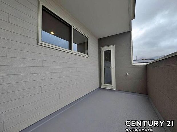 ぽかぽかした天気の良い日はバルコニーで洗濯物を外で干すことが出来ます♪