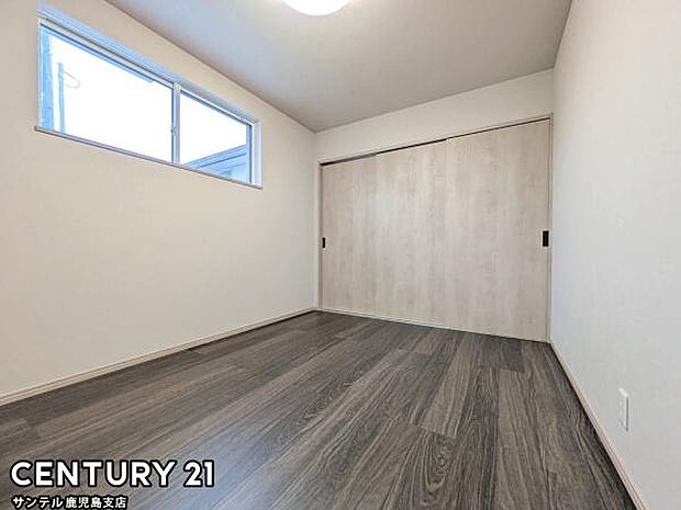 6帖の洋室です♪しっかり日が差し込みますので気持ちの良い目覚めができる素敵な洋室になります♪子供部屋にも十分使える仕様の洋室になっております♪