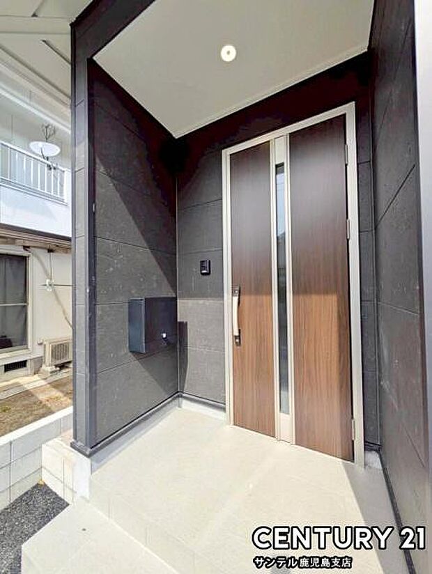 セキュリティ面でも安心なダブルロックドアの玄関です♪屋根があるので、ちょっとした雨の日でも焦ることなく鍵や傘の開け閉めができます♪
