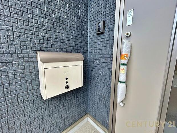 (同仕様モデル写真)ダイヤルロック付きのポストで安心♪雨でも濡れにくい仕様になっておりますよ♪