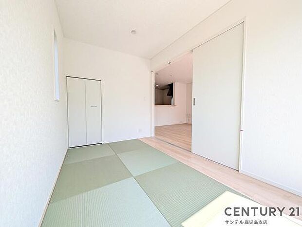 (同仕様モデル写真)和室です♪リビング横に和室があることで和と洋の雰囲気を味わえ素敵な空間を演出でき、お子様の遊び部屋や客間としても利用できます♪