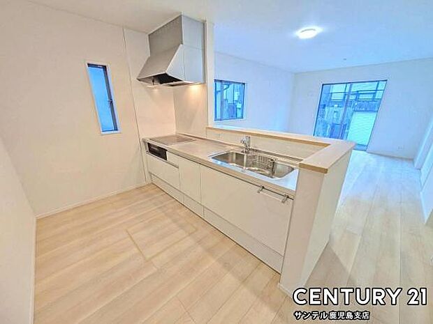 (同仕様モデル写真)シンプルで使いやすい設計のキッチン♪そしてカウンターキッチンなので、リビングいるご家族と会話を楽しみながらお料理ができます♪オプションで食洗器を付けることができます♪